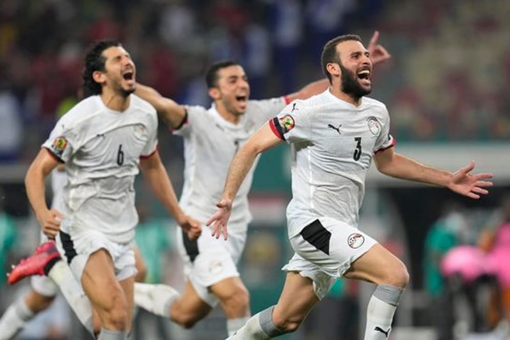 Ägyptens Spieler feiern den Sieg im Elfmeterschießen.