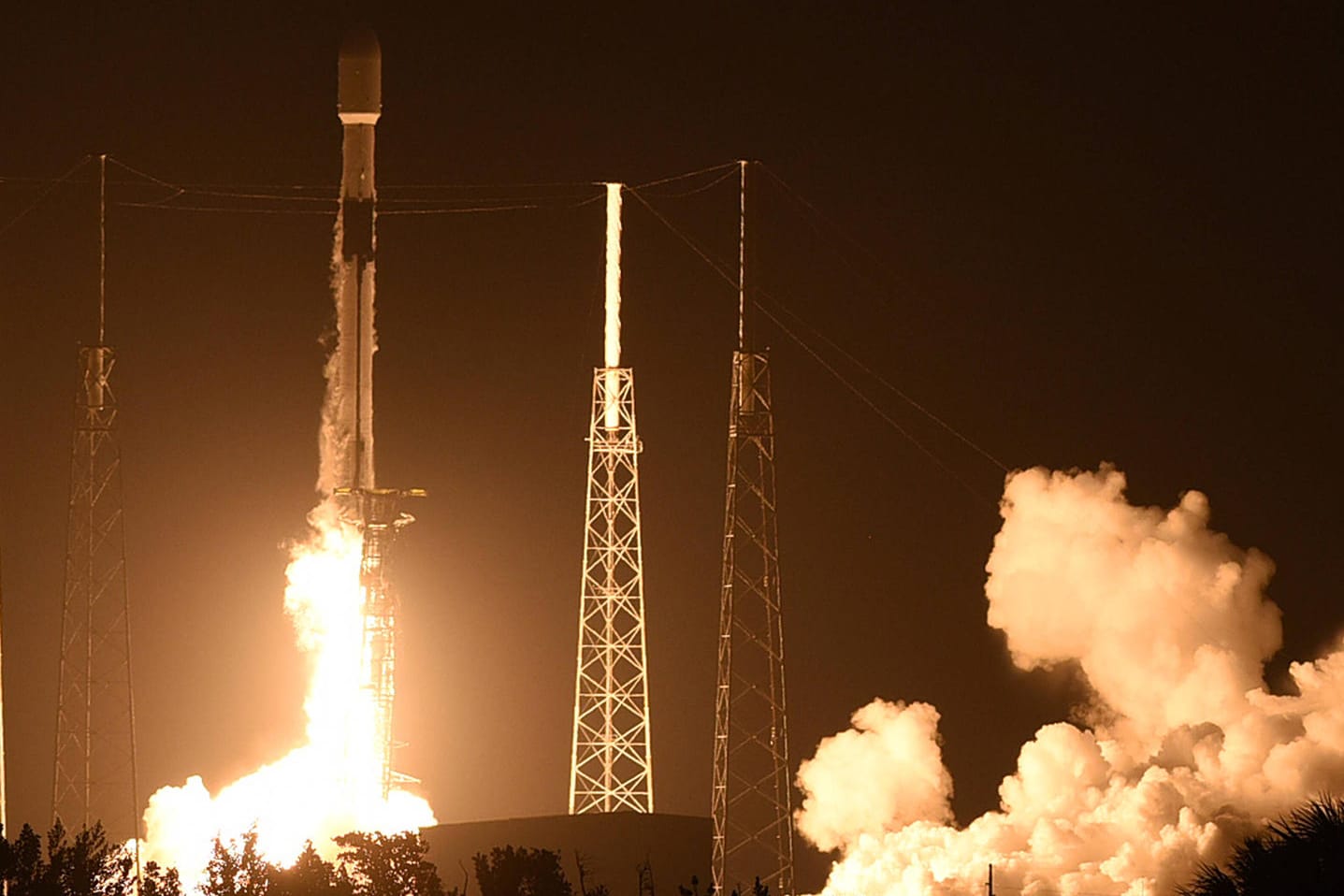 Start einer "Falcon 9"-Rakete in Cape Canaveral: Die Raketenstufe wird voraussichtlich am 4. März auf dem Mond einschlagen.