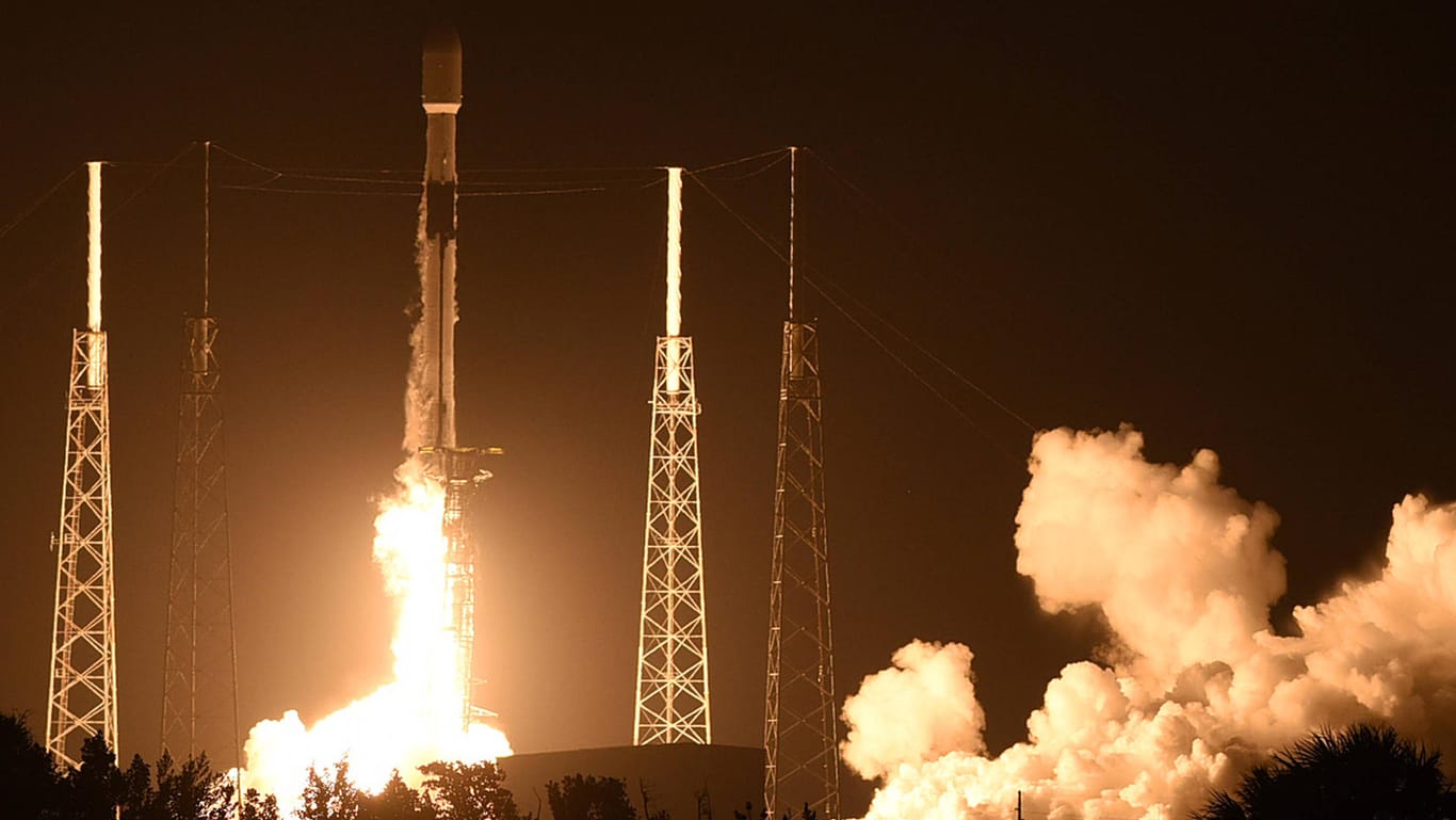 Start einer "Falcon 9"-Rakete in Cape Canaveral: Die Raketenstufe wird voraussichtlich am 4. März auf dem Mond einschlagen.