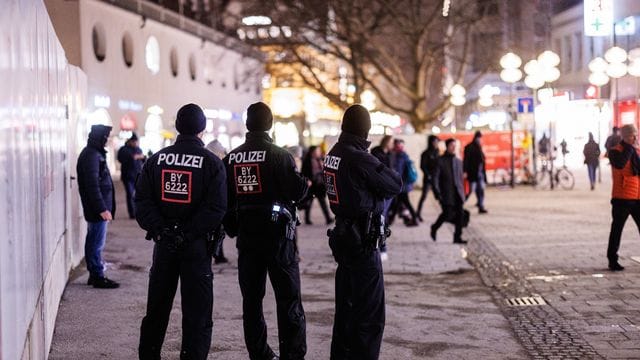Polizeibeamte beobachten eine Demonstration Polizeibeamte beobachten eine Demonstration