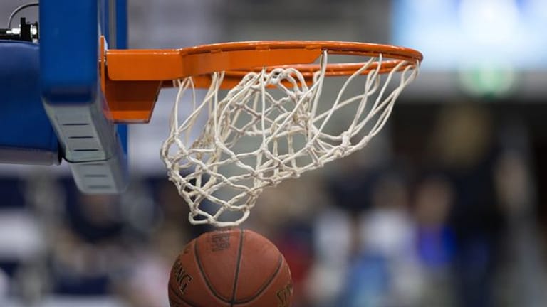 Ein Basketball fällt durch das Netz vom Basketballkorb