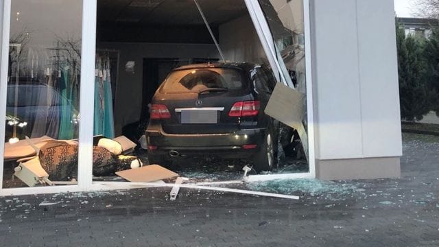 Nach einem missglückten Einparkmanöver ist ein Auto in Kerpen in einem Brautmodengeschäft gelandet. Nach einem missglückten Einparkmanöver ist ein Auto in Kerpen in einem Brautmodengeschäft gelandet.