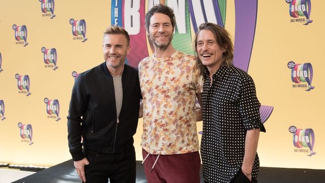 Gary Barlow (l-r), Howard Donald und Mark Owen stellen das Musical "The Band" in Berlin vor.