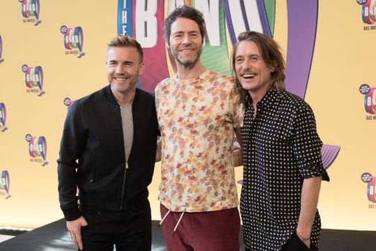 Gary Barlow (l-r), Howard Donald und Mark Owen stellen das Musical "The Band" in Berlin vor.