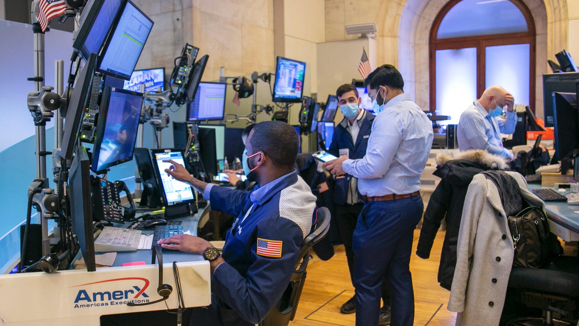 Händler arbeiten auf dem Parkett der New Yorker Börse: Der Dow Jones schloss im Minus. Händler arbeiten auf dem Parkett der New Yorker Börse: Der Dow Jones schloss im Minus.
