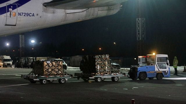 Eine Lieferung militärischer Hilfsgüter der USA an die Ukraine wird am Flughafen-Boryspil transportiert.