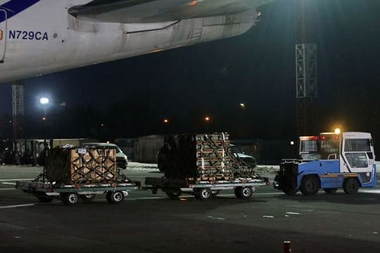 Eine Lieferung militärischer Hilfsgüter der USA an die Ukraine wird am Flughafen-Boryspil transportiert.