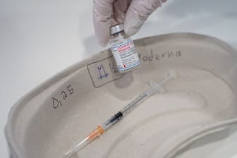 Der bislang verwendete Corona-Impfstoff von Moderna wird in einem Impfzentrum vorbereitet.