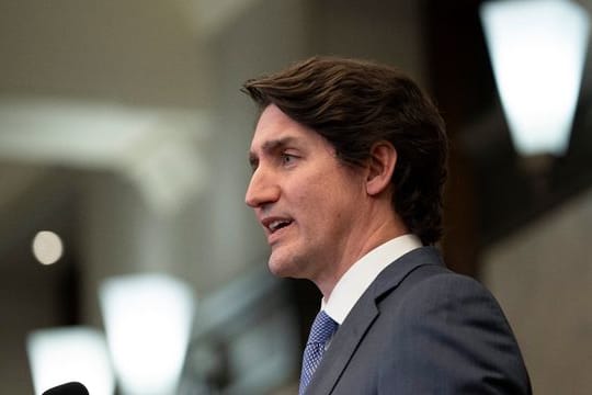 Der kanadische Premierminister Justin Trudeau spricht nach einer Kabinettsklausur.