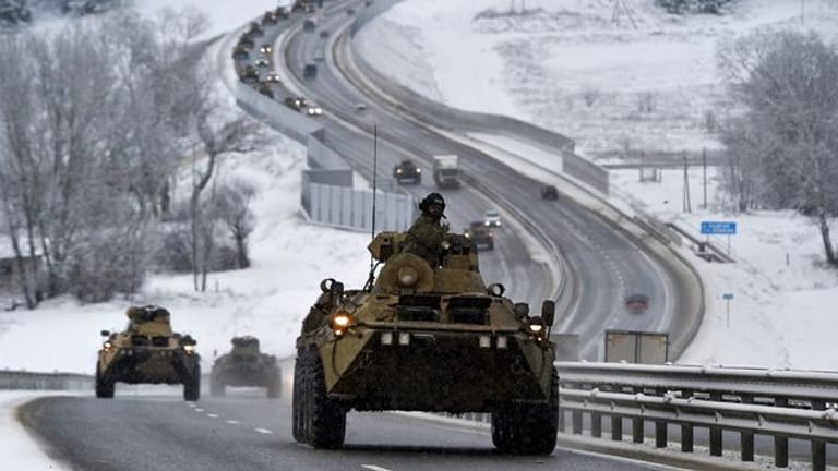 Ein Konvoi russischer gepanzerter Fahrzeuge bewegt sich auf einer Autobahn auf der Krim.