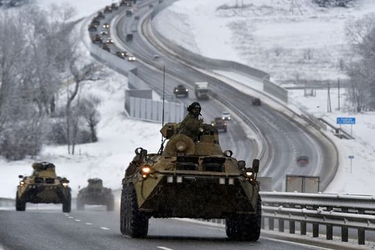 Ein Konvoi russischer gepanzerter Fahrzeuge bewegt sich auf einer Autobahn auf der Krim.