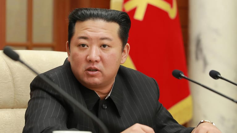 Kim Jong Un (Archivbild): Nordkorea feuert erneut Geschosse Richtung Meer ab.