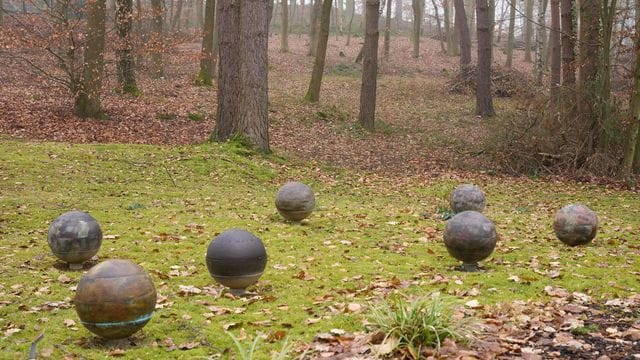 Bei Wasserurnen wird die Asche der verstorbenen durch das Regenwasser im Laufe der Zeit herausgespült und verbindet sich mit dem Erdreich.