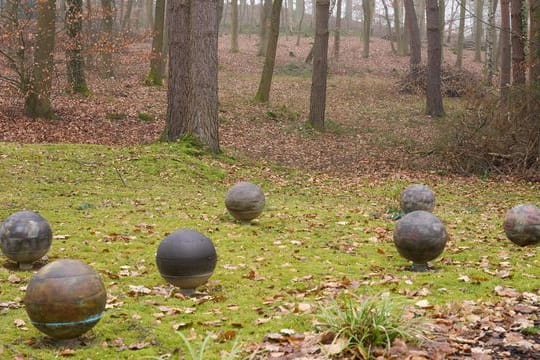 Bei Wasserurnen wird die Asche der verstorbenen durch das Regenwasser im Laufe der Zeit herausgespült und verbindet sich mit dem Erdreich.