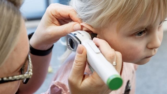 Als Pädakustikerin weiß Claudia Brömel genau, wie sie am besten mit den Kindern arbeiten muss.