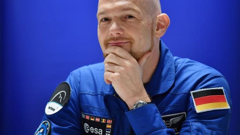 ESA-Astronaut Alexander Gerst sitzt auf dem Podium bei einer Pressekonferenz.