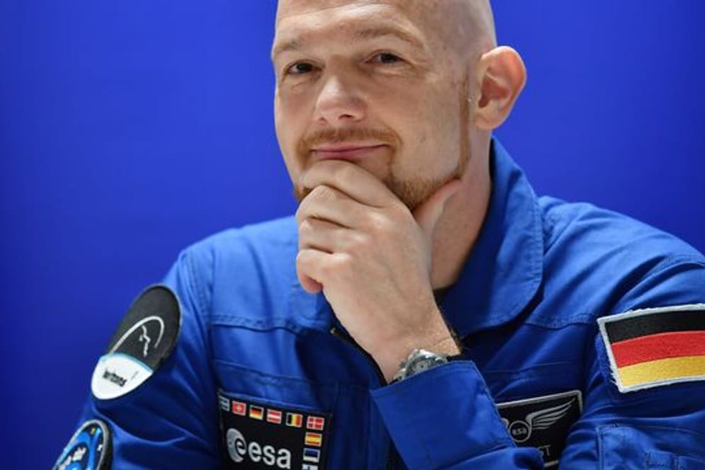 ESA-Astronaut Alexander Gerst sitzt auf dem Podium bei einer Pressekonferenz.