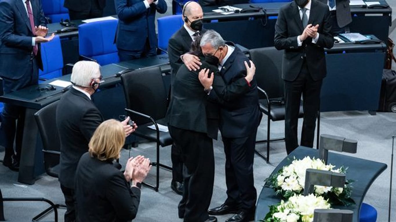 Israels Parlamentspräsident Mickey Levy umarmt im Deutschen Bundestag die Holocaust-Überlebende Inge Auerbacher.