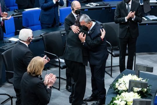 Israels Parlamentspräsident Mickey Levy umarmt im Deutschen Bundestag die Holocaust-Überlebende Inge Auerbacher.