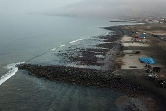 Das Öl hat nördlich der peruanischen Hauptstadt Lima mehrere Strände verschmutzt.