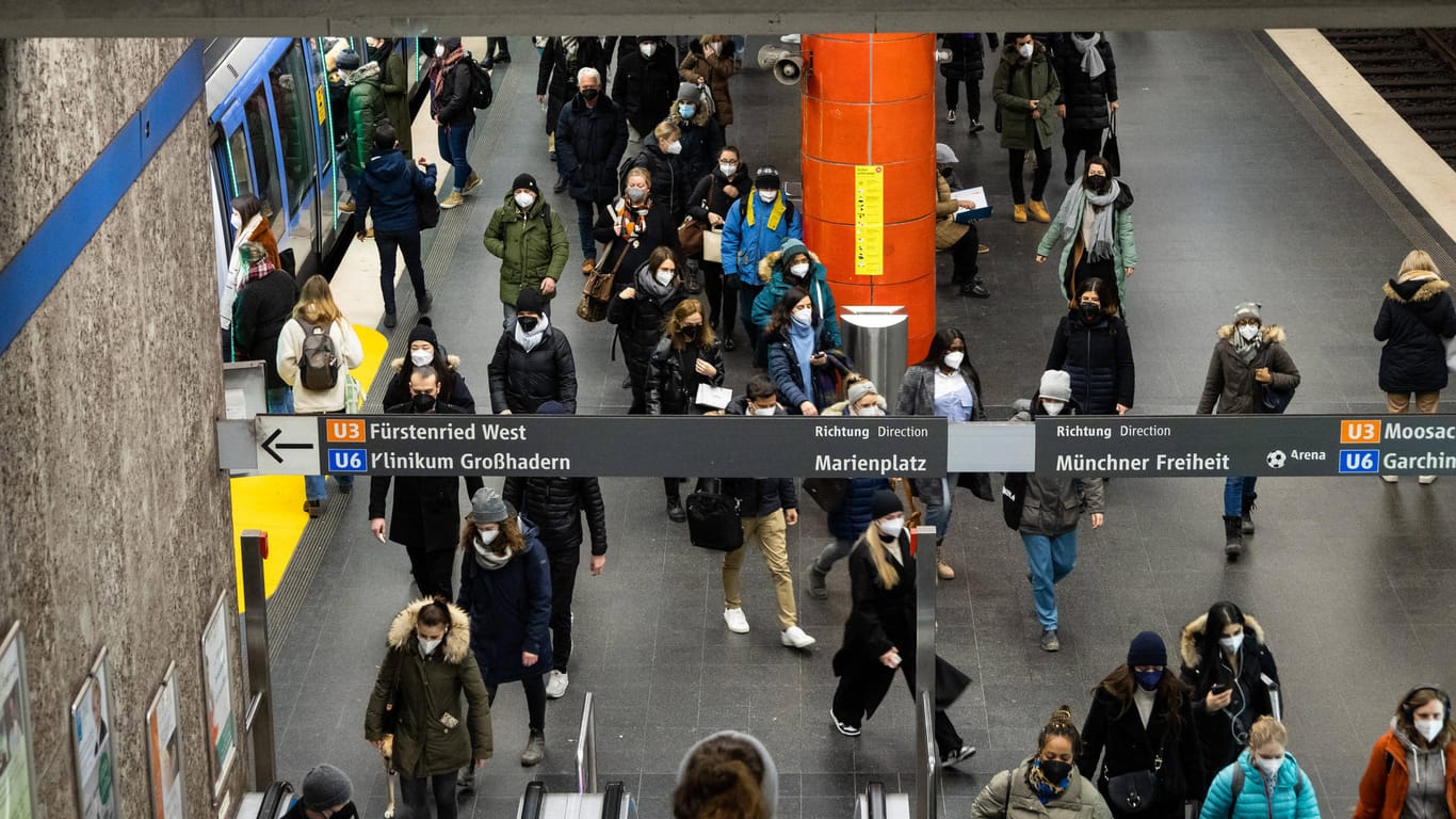 Menschen in München (Symbolbild): Seit zwei Jahren lebt Deutschland mit der Pandemie.