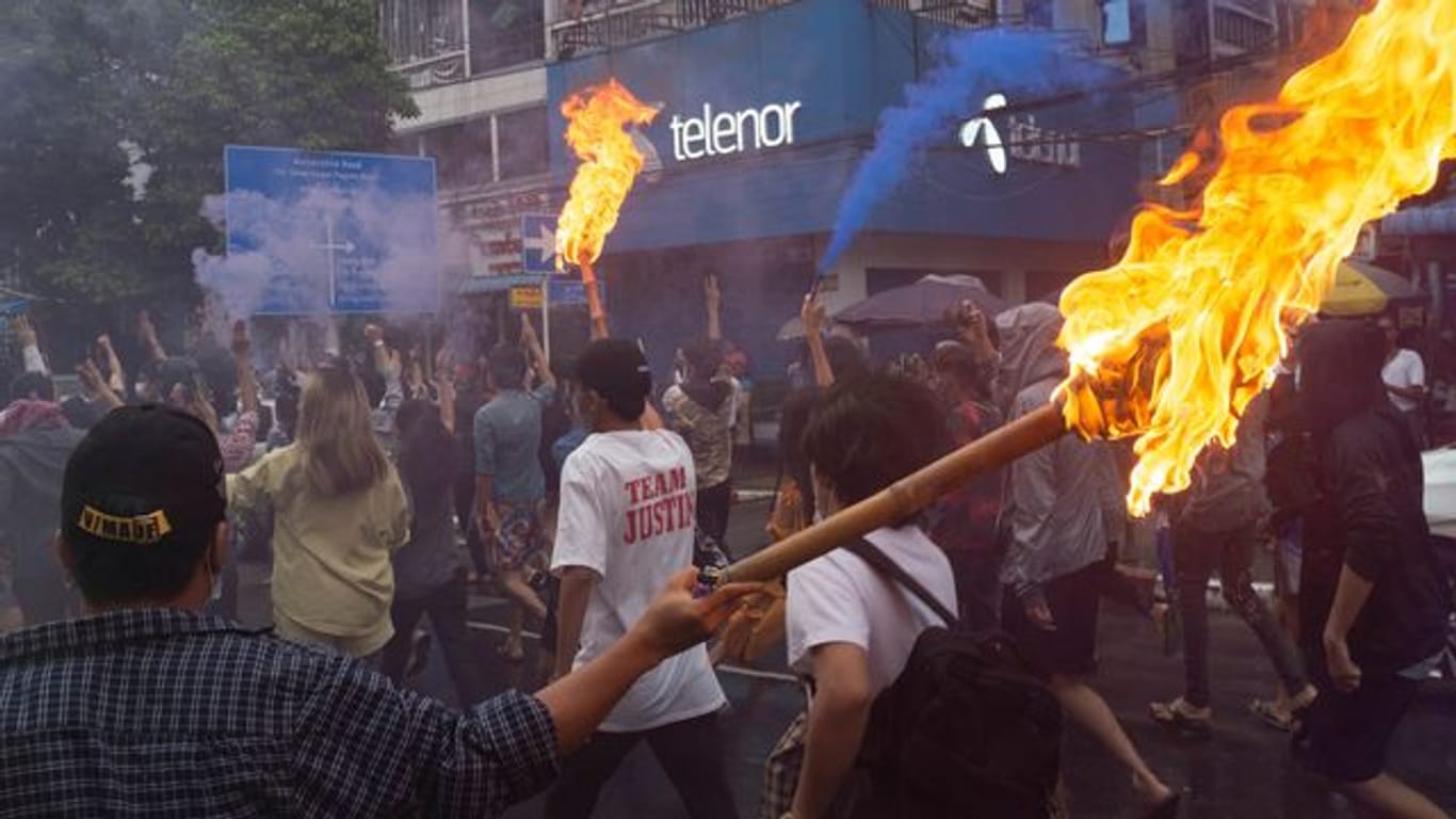 Das Archivbild zeigt Demonstrierende in Yangon im vergangenen Juni.