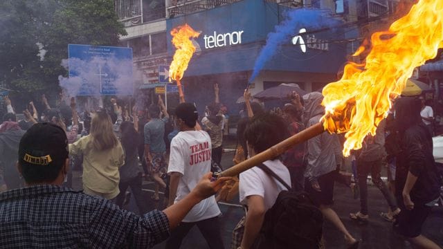 Das Archivbild zeigt Demonstrierende in Yangon im vergangenen Juni.