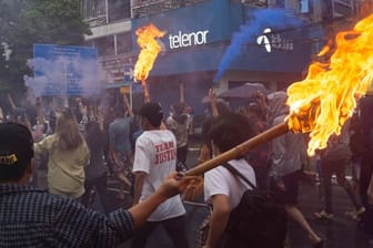 Das Archivbild zeigt Demonstrierende in Yangon im vergangenen Juni.