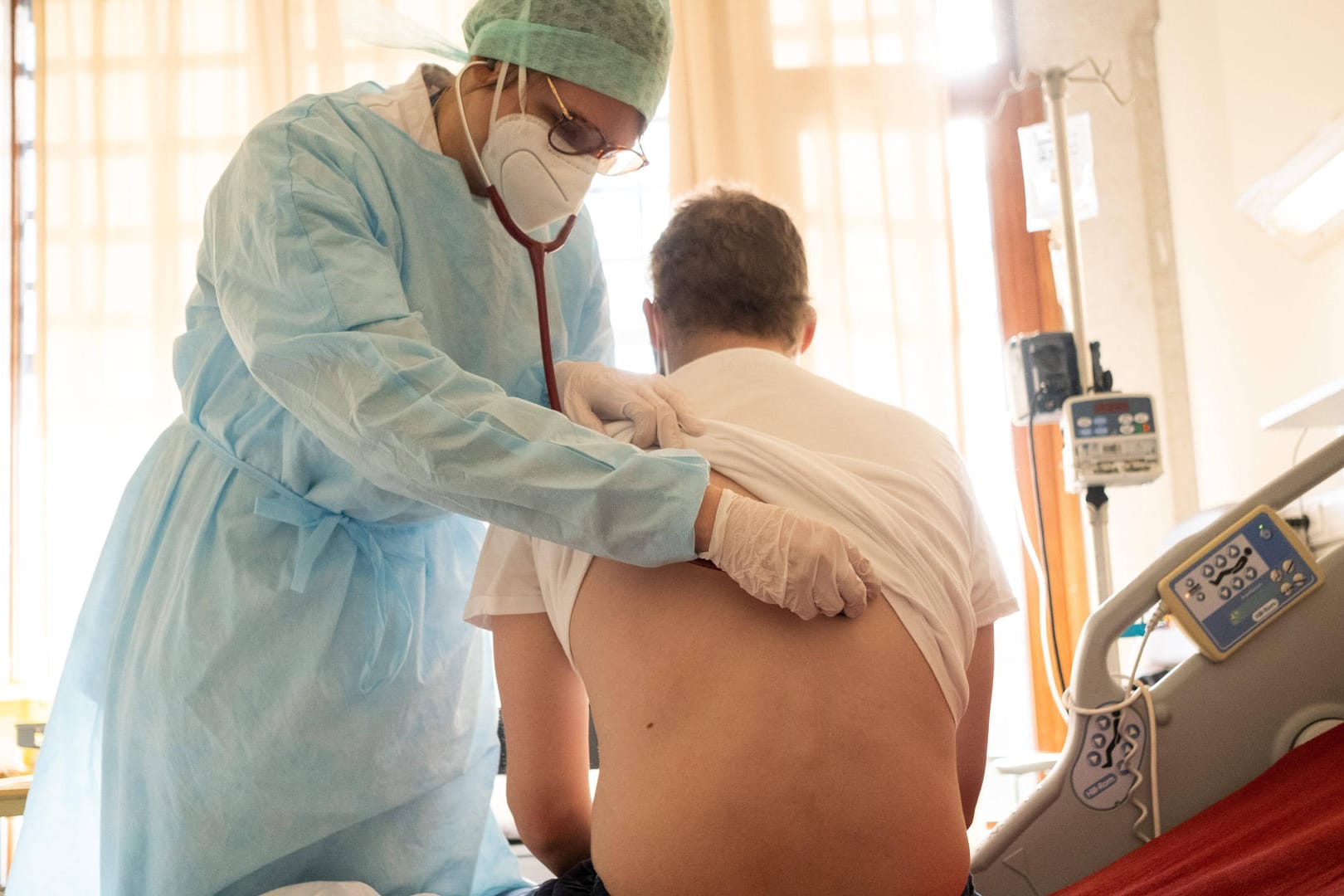 Arzt bei der Untersuchung (Symbolbild): Offenbar fällt bei vielen Patienten der positive Coronatest erst im Krankenhaus auf.