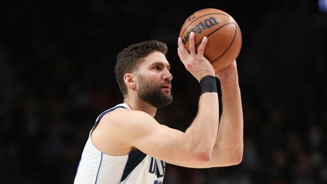 Basketball-Nationalspieler Maxi Kleber nimmt in der Partie gegen die Portland Trail Blazers einen Dreipunktewurf. Basketball-Nationalspieler Maxi Kleber nimmt in der Partie gegen die Portland Trail Blazers einen Dreipunktewurf.