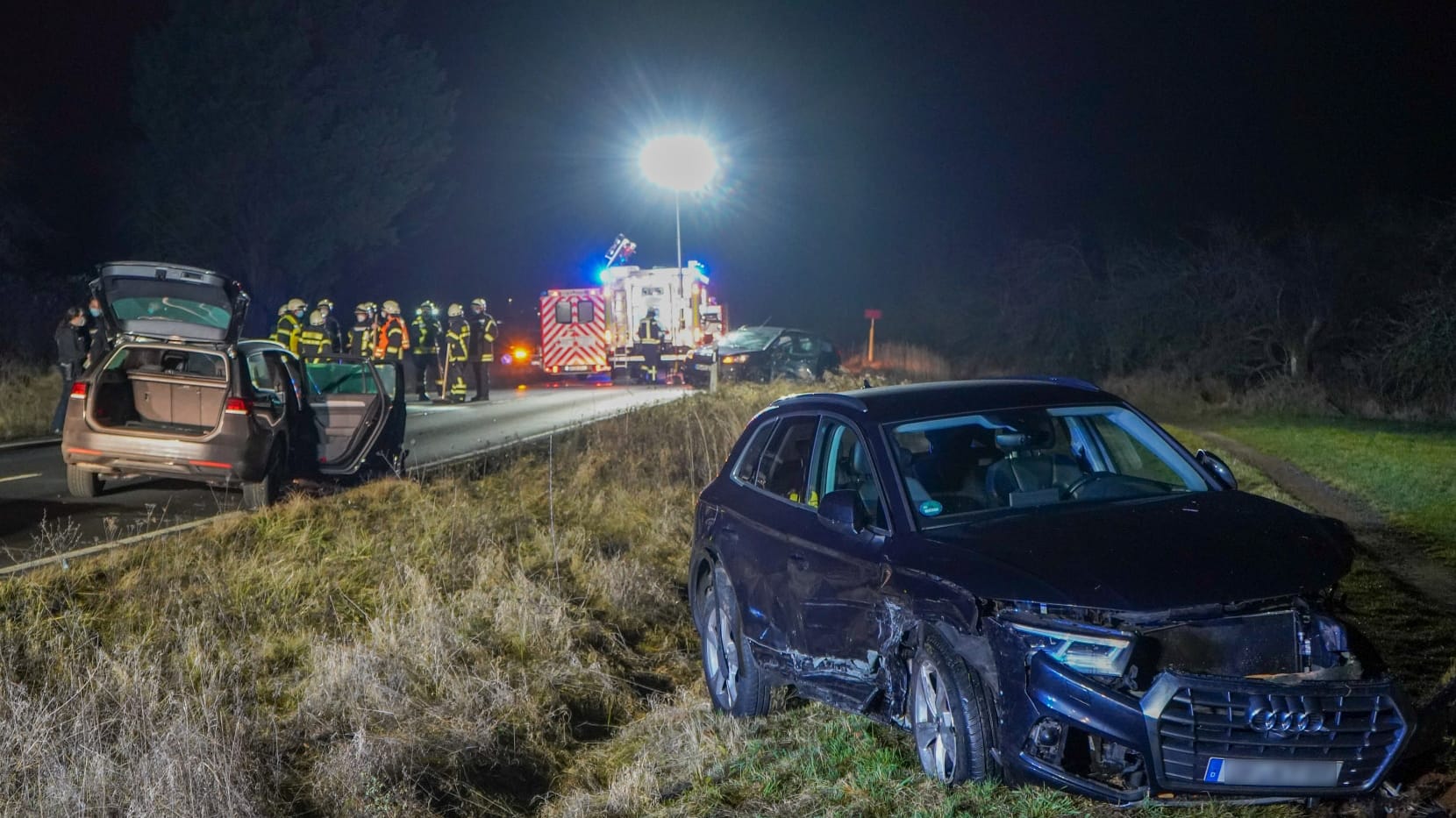 Rettungskräfte an einer Unfallstelle: Im Kreis Offenbach ist es in der Nacht zu zwei Autounfällen mit insgesamt fünf verletzten Personen gekommen. Rettungskräfte an einer Unfallstelle: Im Kreis Offenbach ist es in der Nacht zu zwei Autounfällen mit insgesamt fünf verletzten Personen gekommen.