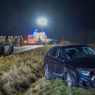Rettungskräfte an einer Unfallstelle: Im Kreis Offenbach ist es in der Nacht zu zwei Autounfällen mit insgesamt fünf verletzten Personen gekommen.