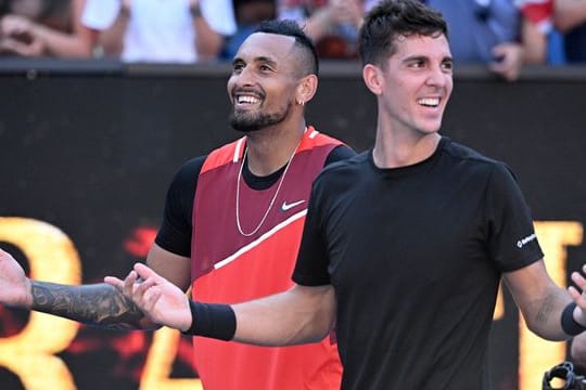 Nick Kyrgios (l) und Thanasi Kokkinakis sind ins Doppel-Finale der Australian Open eingezogen.