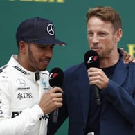 Lewis Hamilton (l.) im Gespräch mit Jenson Button: Die beiden Engländer kennen sich gut.
