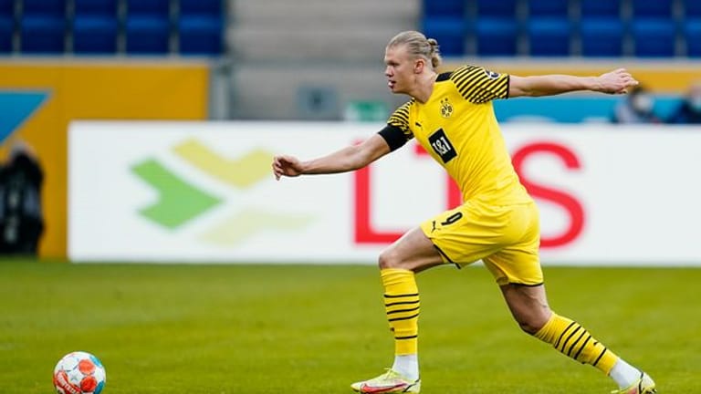 Der norwegische Stürmer steht bei Borussia Dortmund bis zum Sommer 2024 unter Vertrag.