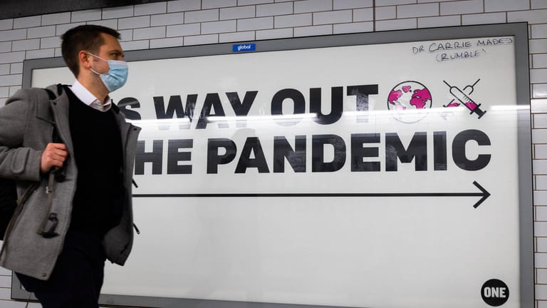 "Hier entlang zum Ende der Pandemie": Werbung für Impfungen in der Londoner U-Bahn.