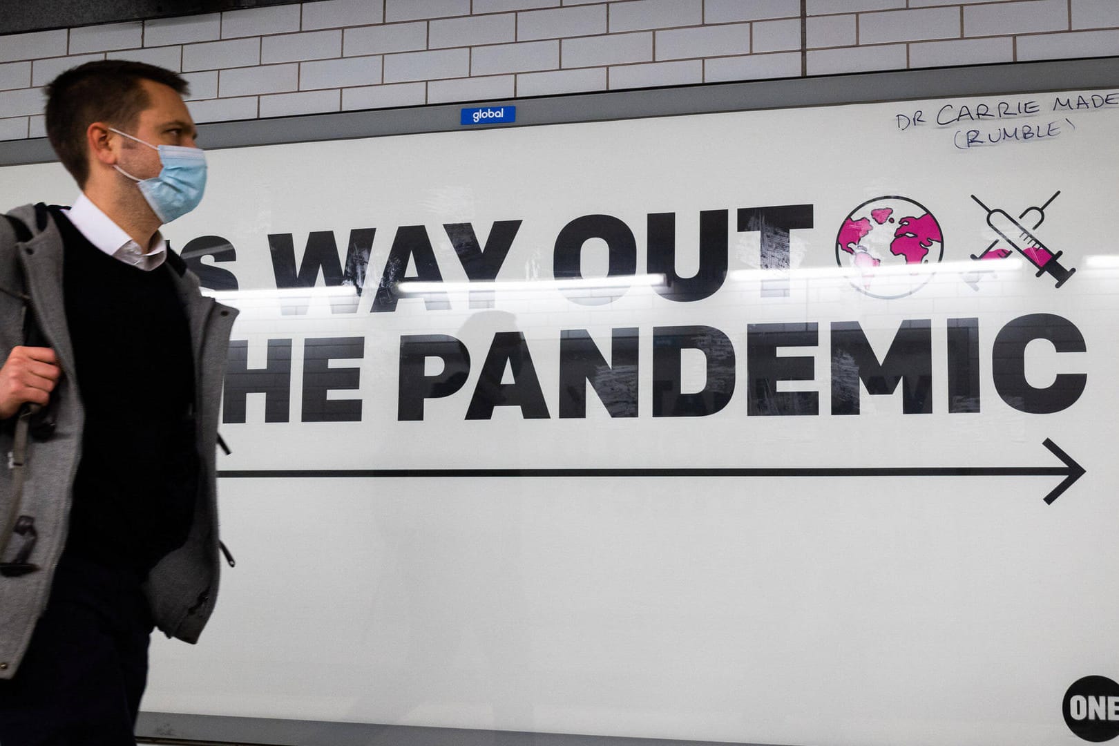 "Hier entlang zum Ende der Pandemie": Werbung für Impfungen in der Londoner U-Bahn.