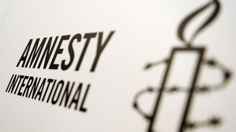 Das Logo der Organisation Amnesty International.