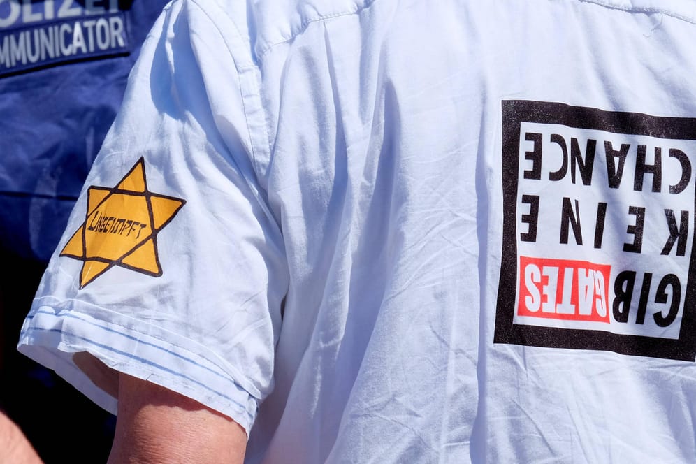 "Ungeimpft"-Stern bei einer Corona-Demonstration in Frankfurt: Juden mussten den gelben Stern im Nationalsozialismus tragen.
