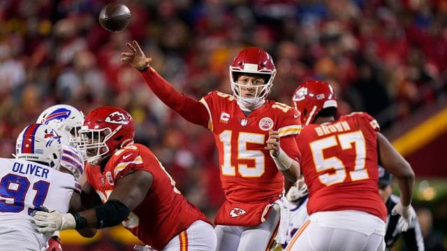Der Quarterback der Kansas City Chiefs, Patrick Mahomes (15), wirft einen Pass. Der Quarterback der Kansas City Chiefs, Patrick Mahomes (15), wirft einen Pass.