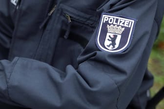 Das Wappen der Berliner Polizei ist auf einer Jacke zu sehen (Symbolbild): Die Polizei will unter anderem noch mehr Frauen anwerben.