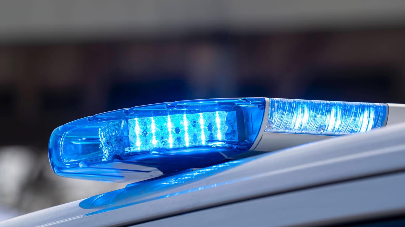 Blaulicht an einem Polizeiwagen (Symbolbild): Ein Mann wurde in Weißenfels tot aufgefunden – Ein Verdächtiger sitzt inzwischen in Untersuchungshaft.