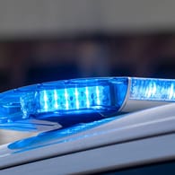 Blaulicht an einem Polizeiwagen (Symbolbild): Ein Mann wurde in Weißenfels tot aufgefunden – Ein Verdächtiger sitzt inzwischen in Untersuchungshaft.