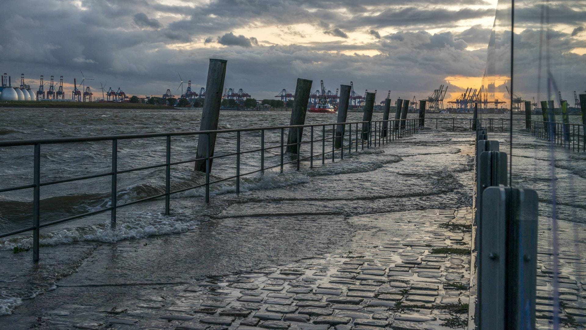 Hochwasser am Hamburger Fischmarkt (Archivbild): Die Elbe könnte an einigen Stellen bis zu eineinhalb Meter über die Ufer treten. Hochwasser am Hamburger Fischmarkt (Archivbild): Die Elbe könnte an einigen Stellen bis zu eineinhalb Meter über die Ufer treten.