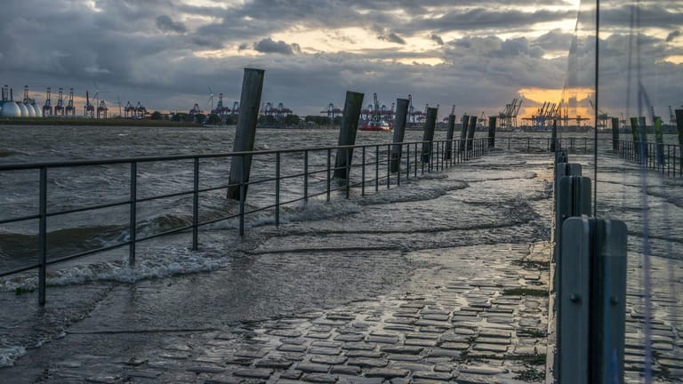 Hochwasser am Hamburger Fischmarkt (Archivbild): Die Elbe könnte an einigen Stellen bis zu eineinhalb Meter über die Ufer treten.