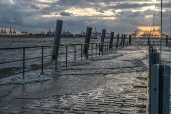 Hochwasser am Hamburger Fischmarkt (Archivbild): Die Elbe könnte an einigen Stellen bis zu eineinhalb Meter über die Ufer treten.