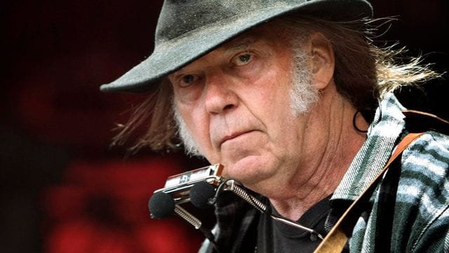 Weil sie Falschinformationen über Corona-Impfstoffe verbreitet haben soll, hat der kanadische Rockstar Neil Young die Audio-Plattform Spotify scharf kritisiert. Weil sie Falschinformationen über Corona-Impfstoffe verbreitet haben soll, hat der kanadische Rockstar Neil Young die Audio-Plattform Spotify scharf kritisiert.