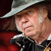 Weil sie Falschinformationen über Corona-Impfstoffe verbreitet haben soll, hat der kanadische Rockstar Neil Young die Audio-Plattform Spotify scharf kritisiert.