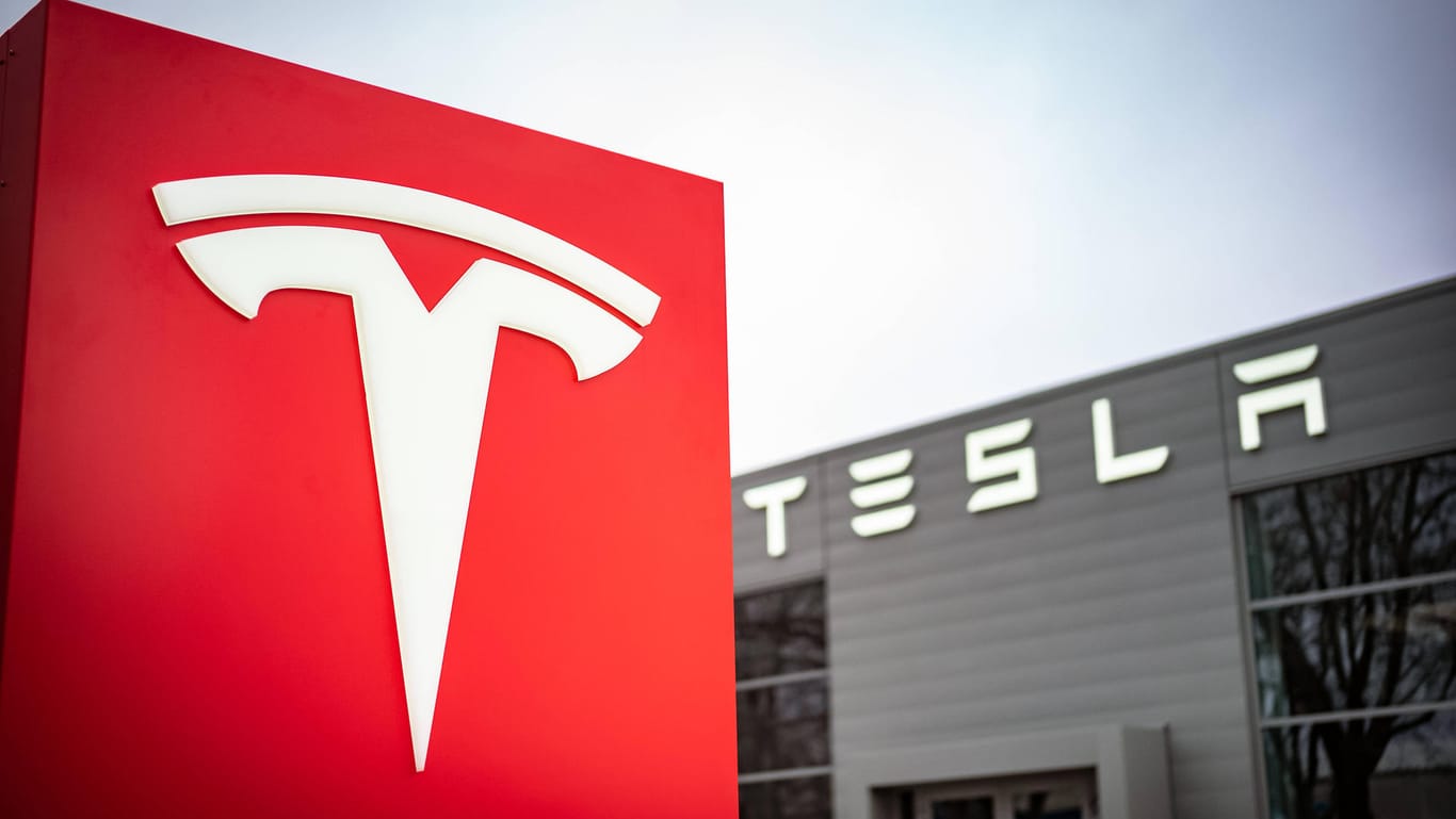 Eine Tesla-Niederlassung in Berlin (Symbolbild): Der Elektroautobauer konnte im Jahr 2021 über 900.000 Fahrzeuge ausliefern.
