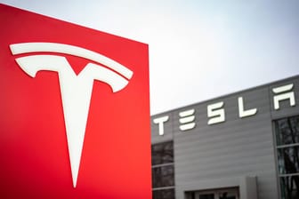 Eine Tesla-Niederlassung in Berlin (Symbolbild): Der Elektroautobauer konnte im Jahr 2021 über 900.000 Fahrzeuge ausliefern.